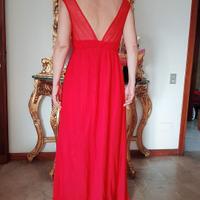 Abito lungo rosso elegante con ricami e cristalli