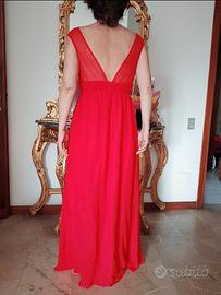 Abito lungo rosso elegante con ricami e cristalli