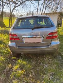 Mercedes B 200 incidentata