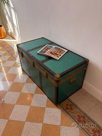 Baule vintage petrolio con dettagli metallo