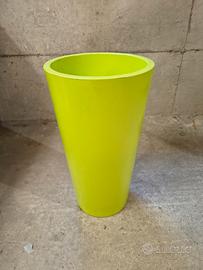 Vaso in plastica verde lime arredo giardino