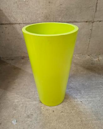 Vaso in plastica verde lime arredo giardino