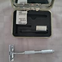 set barba rasoio e spazzolino da viaggio