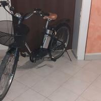 Bici elettrica con 7 marce ed acceleratore manuali