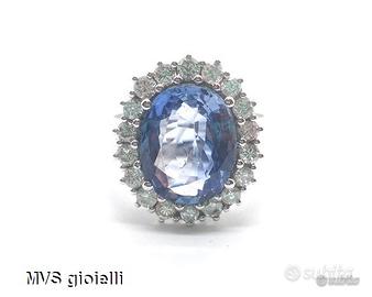 Anello con zaffiro ct 4 Ceylon e pavè di diamanti