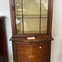 Un  bel mobiletto con vetrina