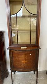 Un  bel mobiletto con vetrina