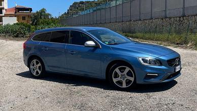Volvo v60 R-design Momentum super accessoriata