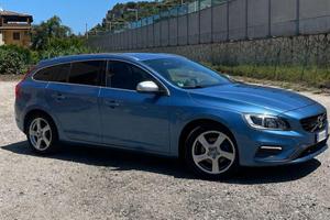 Volvo v60 R-design Momentum super accessoriata