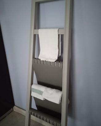 portaoggetti o portasalviette di design a scala