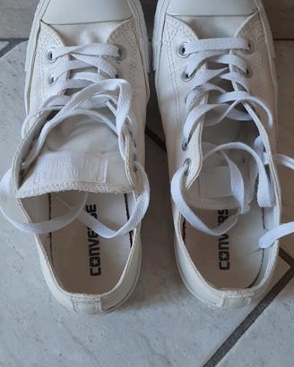 Scarpa bassa di tela. Marca Converse 