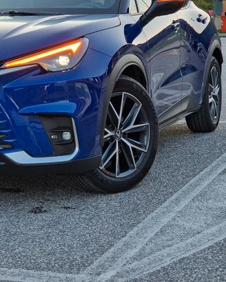 Lexus LBX Cool + Tech Pack Plus – pari al nuovo