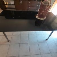 Bella scrivania Ikea in vetro scuro