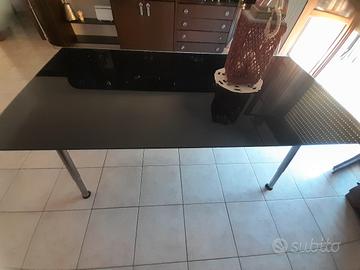 Bella scrivania Ikea in vetro scuro