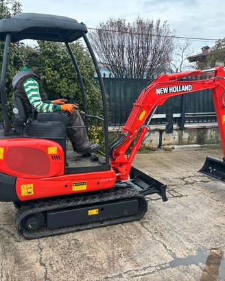 E166 Mini escavatore New Holland 15 q