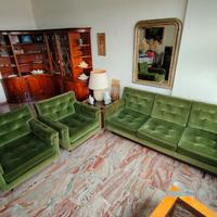 Set divani in velluto con zoccolo in legno