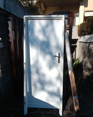 N. 2 porte in legno per interno
