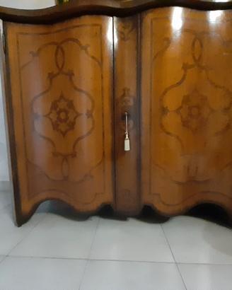 Mobile Camiciaia antico / credenza in legno sagoma