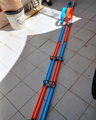 Pista Hot Wheels sfida a doppio giro