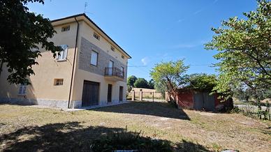 Casa indipendente con accessori terreno e corte