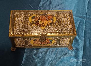 Scatola Vintage in Latta Decorata Stile Vittoriano