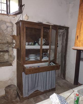 Credenza dispensa da cucina rustica.