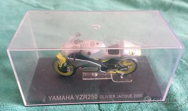 Modellino moto - Yamaha YZR250 Olivier Jacque 2000