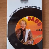 Alice guarda i gatti e i gatti guardano le alici