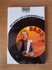 Alice guarda i gatti e i gatti guardano le alici