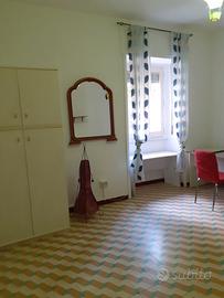 camera compresa di  cucina e  bagno in comune