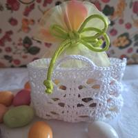 bomboniera borsina lavorata all'uncinetto 