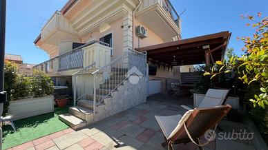 VILLA A SCHIERA D'ANGOLO A CORIGLIANO-ROSSANO