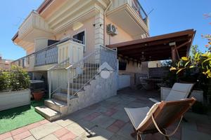 VILLA A SCHIERA D'ANGOLO A CORIGLIANO-ROSSANO