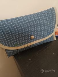 Borsa pochette quadretti blu e bianchi 