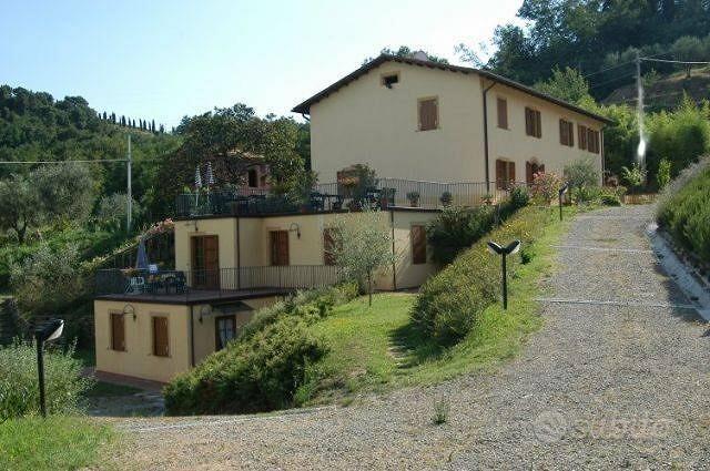 Rustico / Casale di 600 m² con più di 5 locali a C - Vista 4