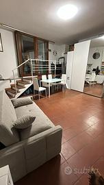 Divano letto due posti in tesduto e tavolo 4 sedie