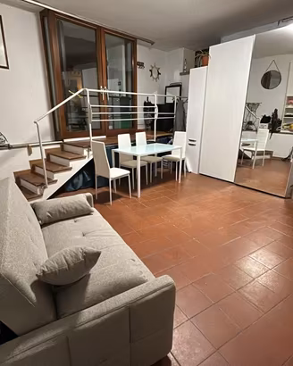 Divano letto due posti in tesduto e tavolo 4 sedie