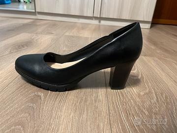 Scarpe nere outlet con tacco basso