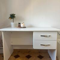 Scrivania grande bianca con due cassetti