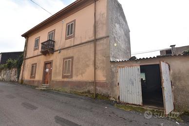 Immobile di ampia superficie con garage e cortile