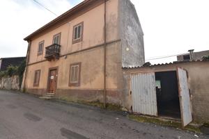 Immobile di ampia superficie con garage e cortile