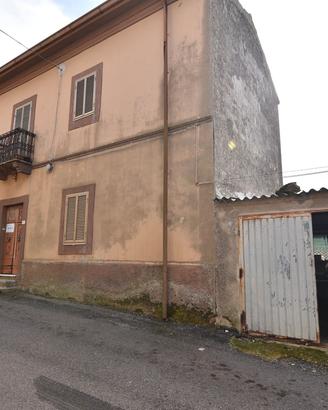 Immobile di ampia superficie con garage e cortile