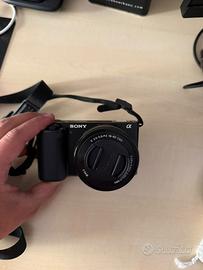 Sony ZV-E10 + obiettivo 16-50mm – PARI AL NUOVO