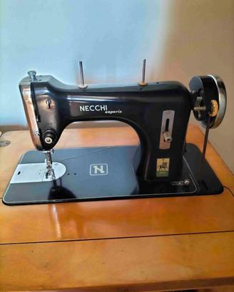 Macchina da cucire Necchi anni '50