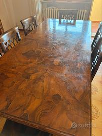 Tavolo e sedie in legno