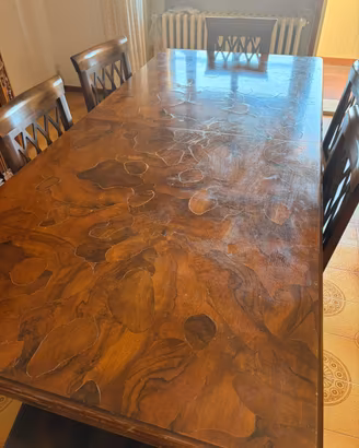 Tavolo e sedie in legno