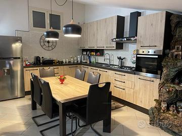 Cucina completa di elettrodomestici