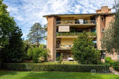 Appartamento di 180 m² con 5 locali e box auto a R