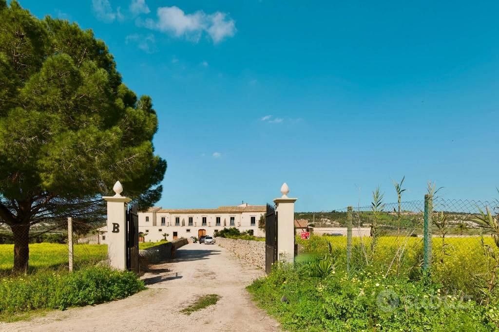 Rustico / Casale di 2300 m² con più di 5 locali a - Vista 3