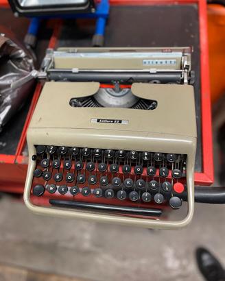 macchina da scrivere Olivetti 22